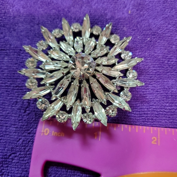 Beautiful Brooch - Picture 4 of 6